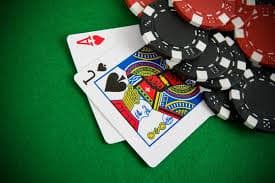 Interface aplikasi pirototo yang menampilkan permainan slot dan meja dealer langsung